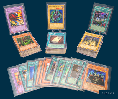 un lot de cartes posées sur une table