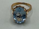 une image d'une bague avec une pierre en topaze bleue