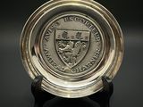 une image représentant une assiette en argent portant le sceau de l'université de Caroline du Sud