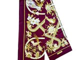 écharpe violette ornée de motifs dorés et blancs