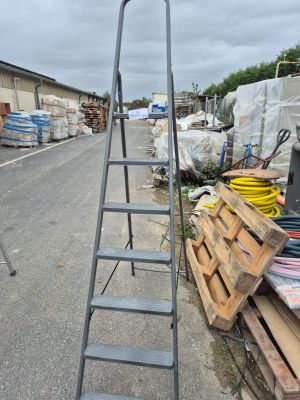 une échelle posée sur le bord de la route