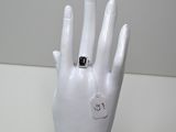 une main de mannequin blanche avec une bague au doigt