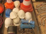 de nombreux types d'engins de chantier exposés dans le hall