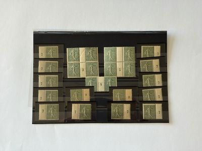 une photo d'une photo d'un mur recouvert de nombreux timbres
