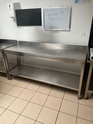 Table inox entretoisée et à dosseret de 180 - Photo 1