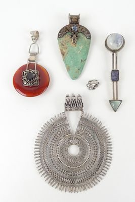 plusieurs bijoux sont exposés sur une surface blanche