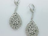 deux paires de boucles d'oreilles en diamant sur fond blanc