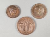 trois types de pièces différents sur une surface blanche