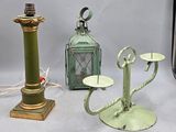 trois types différents de bougeoirs sur la table