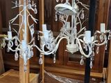 une vitrine contenant un lustre