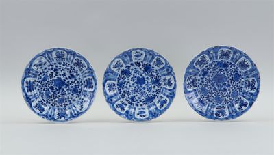 trois assiettes bleues et blanches ornées de motifs