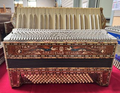 Accordéon DITTAS SALAS à Stradella : Clavier piano ; 120 bas…