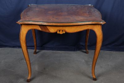Table de milieu à décor marquété de scène villageoise, plaqu…