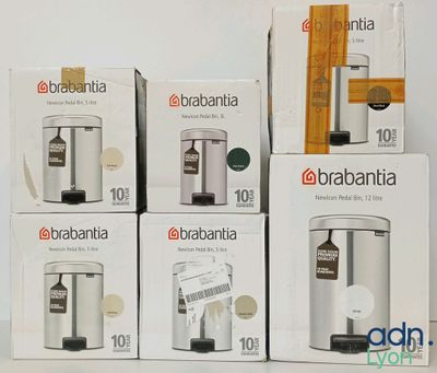plusieurs cartons contenant des machines à café Brabantia posés sur une table