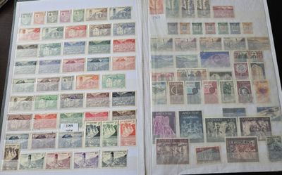 un livre avec beaucoup de timbres