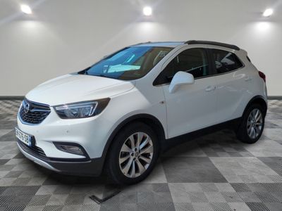 un SUV Buick blanc garé dans une grande pièce