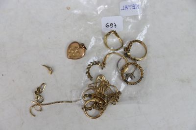 beaucoup de bijoux posés sur une table