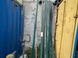 une porte bleue et une porte jaune dans une pièce
