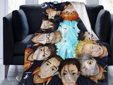 des personnages d'anime allongés sur une couverture, sur un canapé, devant une fenêtre