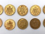 gros plan d'un certain nombre de pièces de monnaie sur une surface blanche
