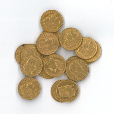 une pile de pièces d'or posée sur une surface blanche
