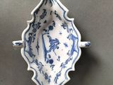 un petit bol bleu et blanc orné d'un oiseau