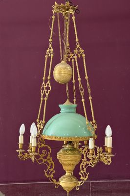 Suspension en régule doré, avec poids, opaline verte.