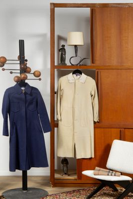 une pièce dans laquelle se trouvent une chaise, un porte-manteau et une chaise
