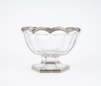 une image représentant un bol en verre posé sur un socle, sur fond blanc