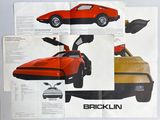 une image d'une publicité dans une brochure pour une voiture rouge et jaune