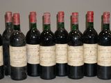 six bouteilles de vin sont alignées sur une table
