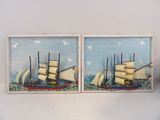 Deux tableaux représentant un bateau sont accrochés au mur.