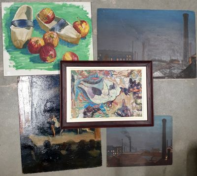 de nombreux tableaux accrochés au mur d'une pièce