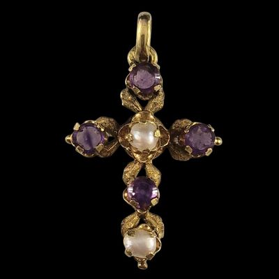un pendentif en forme de croix en or, orné d'améthorate, de perles et d'améthorate