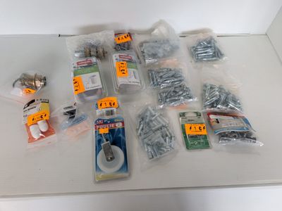 a lot of screws and screws on the table