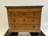 une petite commode en bois avec dessus en marbre