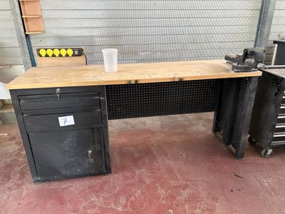 une image d'un établi dans un garage