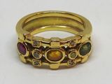 une image d'une bague en or ornée de pierres multicolores