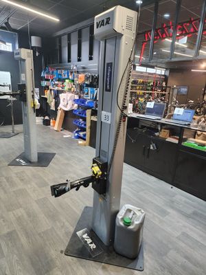 une machine placée au milieu d'une pièce