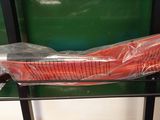 un sac en plastique posé sur une étagère en métal