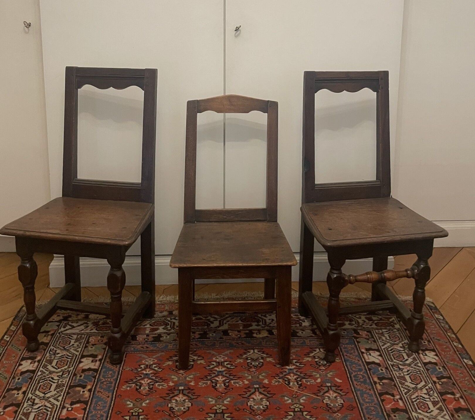 Trois chaises en bois tourné Style Louis XVIII Lot à retirer chez Socquet Vidal, 1 avenue de l'Ormeteau, Gennevillier...