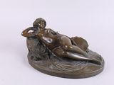 statue en bronze représentant une femme allongée sur une feuille