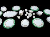 une photo d'un ensemble de plats et de tasses en porcelaine