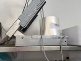 un appareil posé sur une étagère dans une cuisine