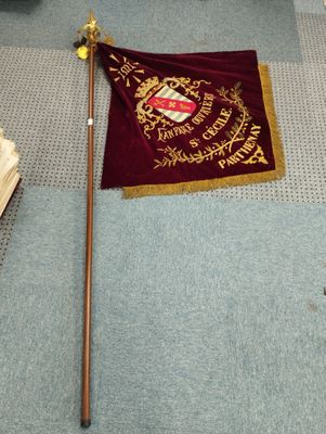 Porte-drapeau de la fanfare ouvrière de Sainte-Cécile de Par…