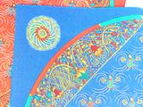 un set de table bleu et orange orné d'un motif