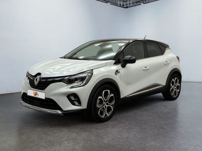 Le nouveau SUV Renault C-HR est garé dans un showroom.
