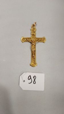 un gros plan d'une croix sur laquelle est accrochée une étiquette de prix