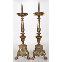 GRANDE PAIRE DE PIQUE-CIERGES LOUIS XIII en bronze patiné à … (photo 3)