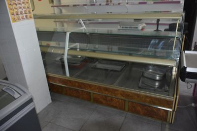 une vitrine en verre au milieu d'une cuisine